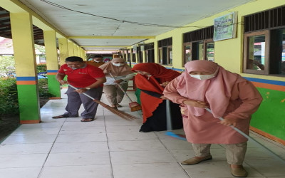 Tingkatkan Cinta Madrasah, MTs Annur Gelar Gotong Royong